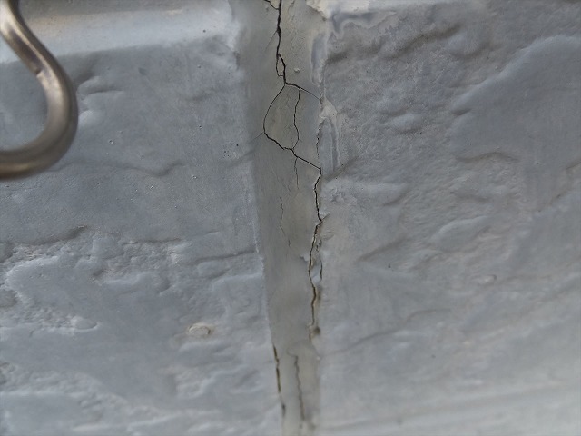 ひびの入った目地のシーリング材